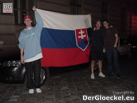 Bürger von Bratislava ziehen mit ihrer Landesfahne durch die Stadt