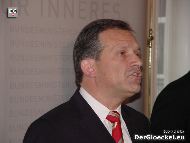 Innenminister Dr. Ernst STRASSER bei der Verkündigung seines Rücktrittes am 10.12.2004 als Innenminister
