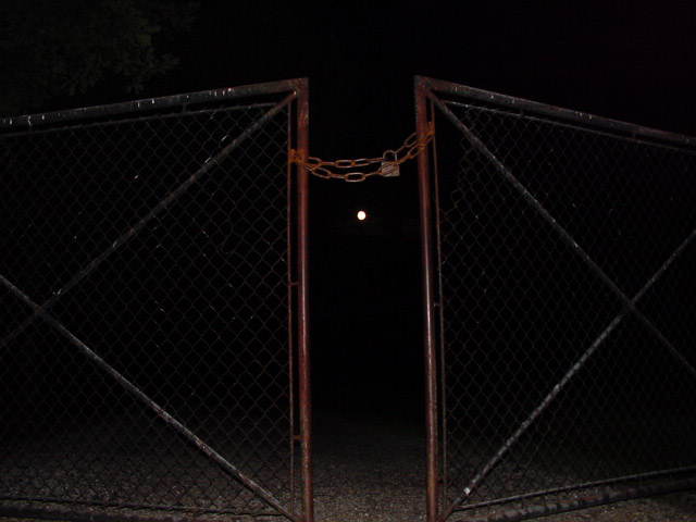Einfahrt auf der Rückseite des Konzentrationslagers Auschwitz Birkenau bei Nacht und Vollmond, nächst Bunker 2/V 2005