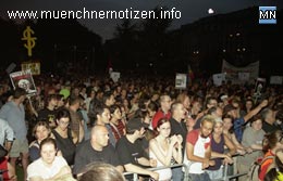 friedliche Teilnehmer bei der Abschlußkundgebung