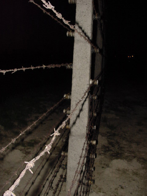 Außensicherungsanlage auf der Frontseite des Konzentrationslagers Auschwitz - Brikenau bei Nachteinbruch 2005