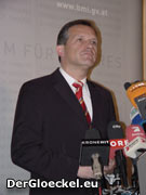Innenminister Strasser bei seinem Rücktritt als Innenminister