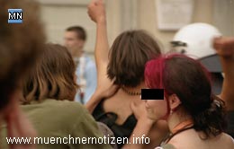 Demonstranten und Verantwortliche versuchen zu beruhigen - Begleiterin lächelt