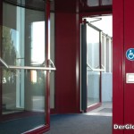 neue Eingangstüre auf der BH Bruck an der Leitha | Foto: DerGloeckel.eu